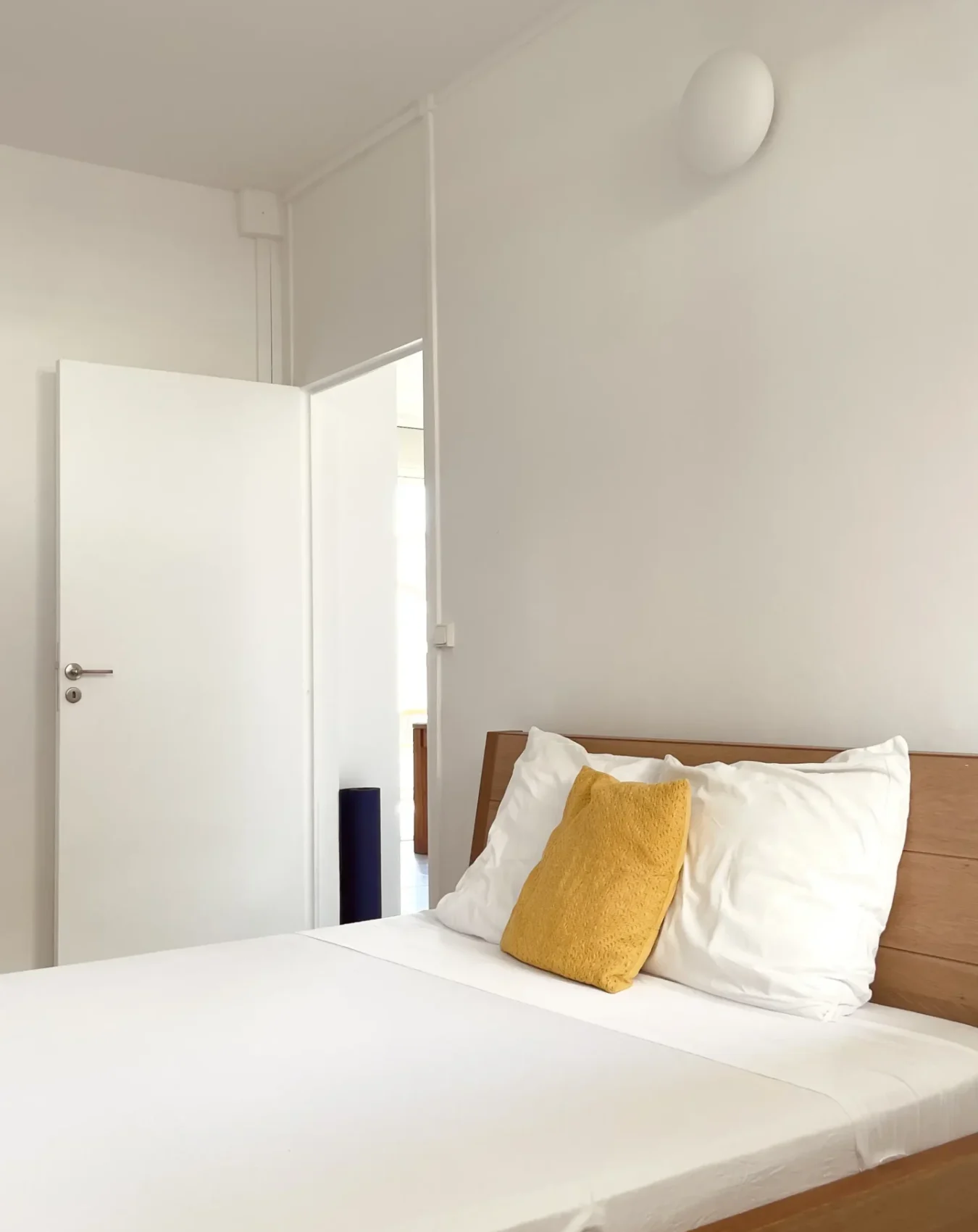 chambre2_2_acase_living_ste_anne_guadeloupe_alouer_tete_de_lit_coussin_jaune