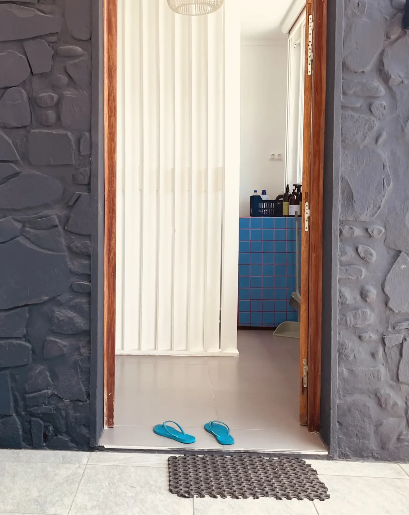 exterieur_1_acase_living_ste_anne_guadeloupe_alouer_porte_entree