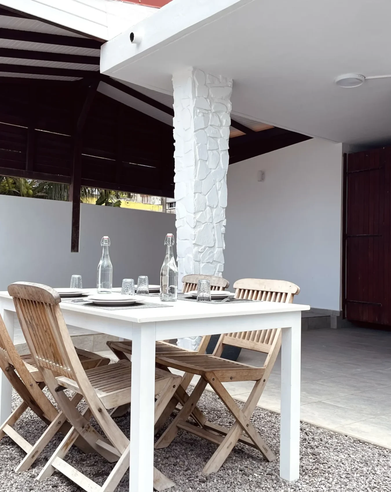 exterieur_2_acase_living_ste_anne_guadeloupe_alouer_table_terrasse_couverte